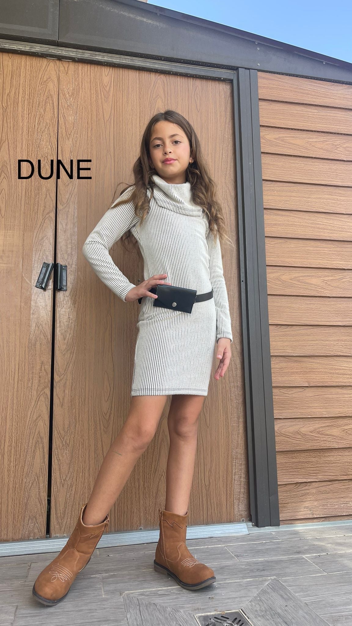 שמלת סריג כוללת חגורת פאוץ