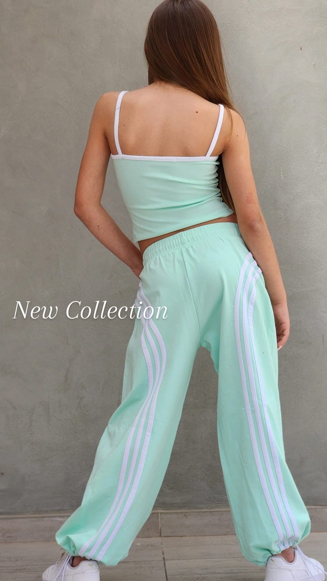 בגדי היפ הופ מעוצבים לנערות וילדות - סט מבט מאחור ג'רסי בצבע ירוק פיסטוק DUNEKIDS