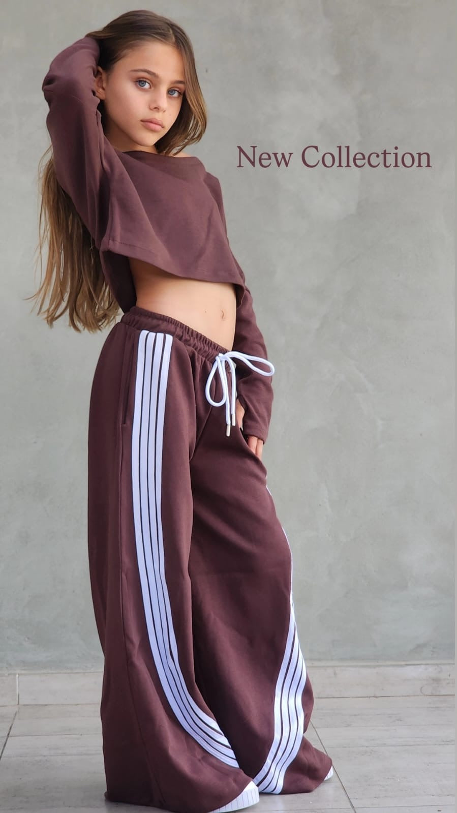 חליפת מכנס 4 פסים וחולצת קרופ שרוול כפפה