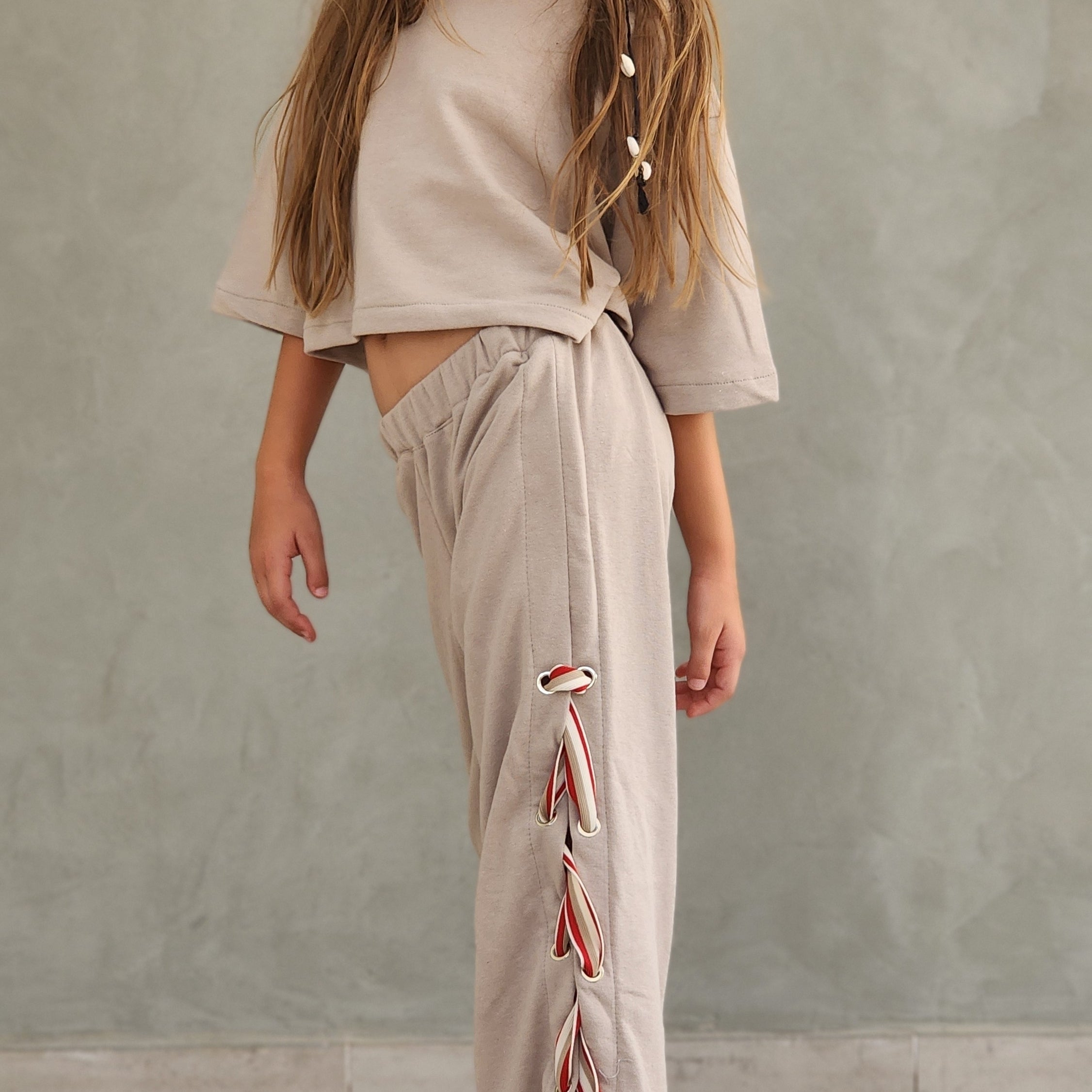 סט מכנס פרנצ'טרי  שילוב סרט בד פסים וחולצת קרופ תואמת