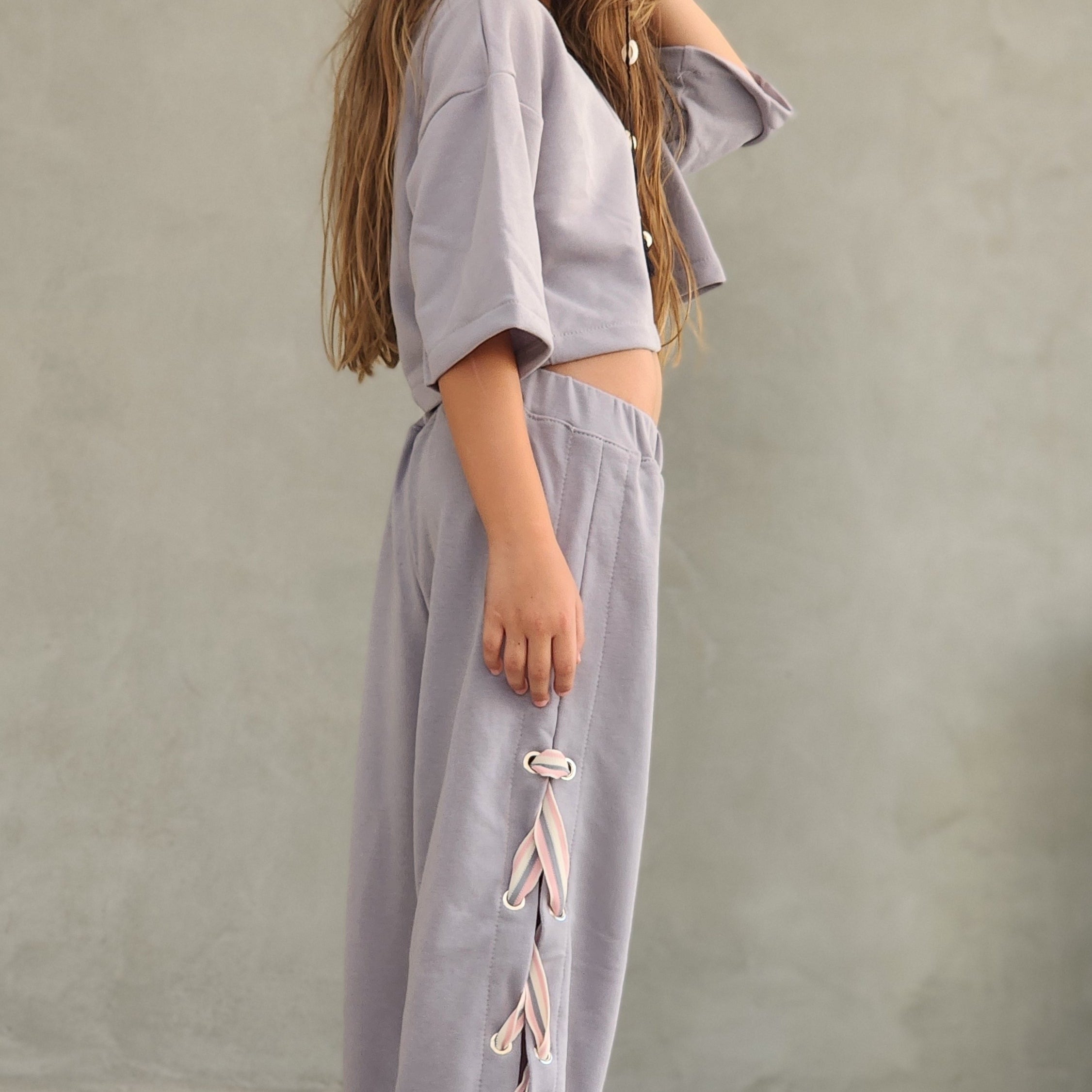 סט מכנס פרנצ'טרי  שילוב סרט בד פסים וחולצת קרופ תואמת