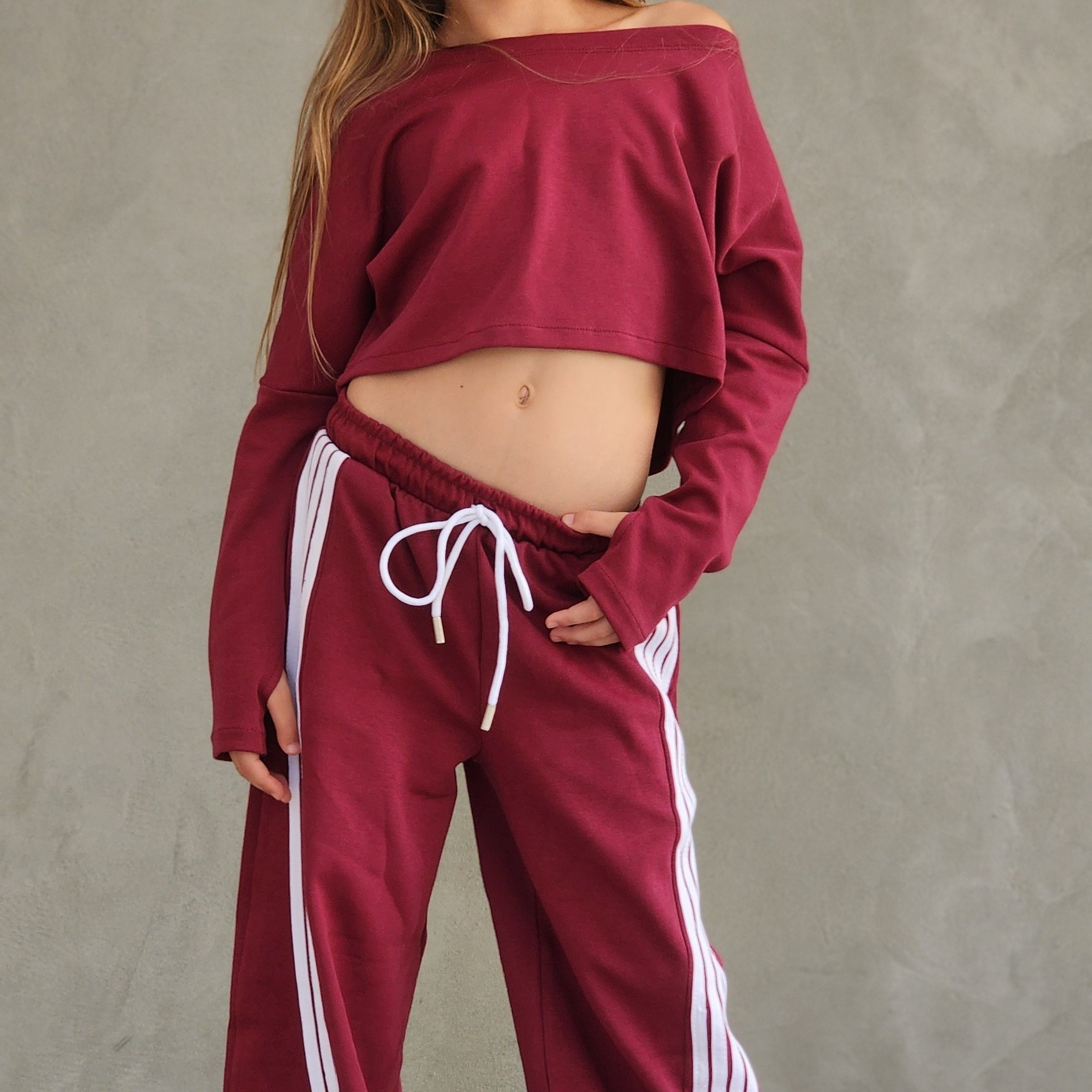 חליפת מכנס 4 פסים וחולצת קרופ שרוול כפפה