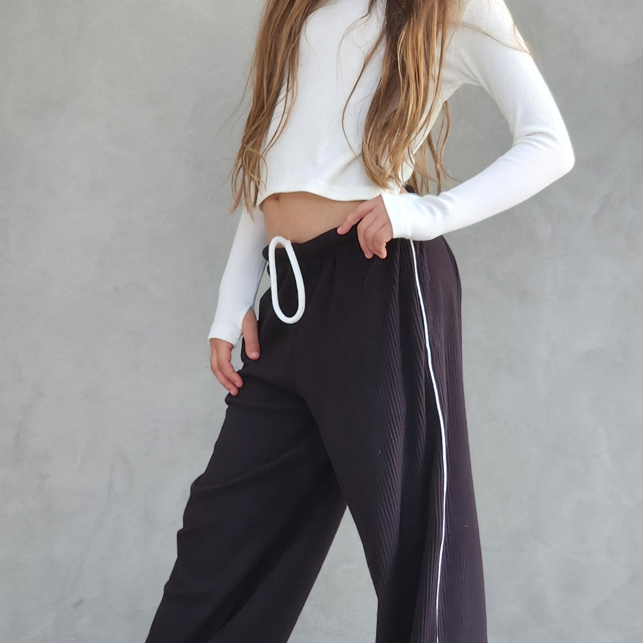 מכנס סרוג דמוי קורדרוי עם שרוך וגומי סטופר ברגליים