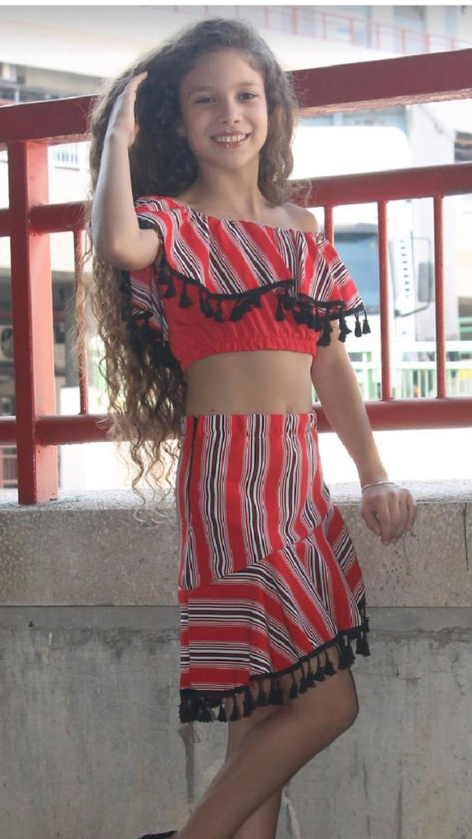 סט חצאית וחולצת בטן כתף אחת