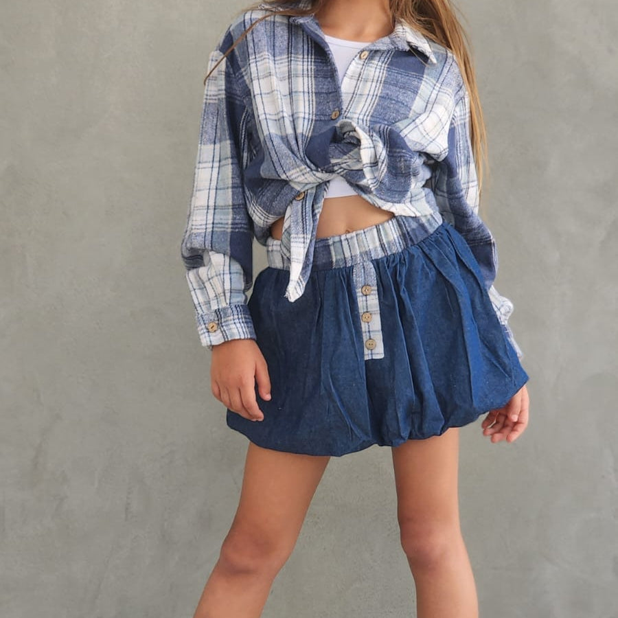 חצאית ג'ינס וחולצה מכופתרת משבצת