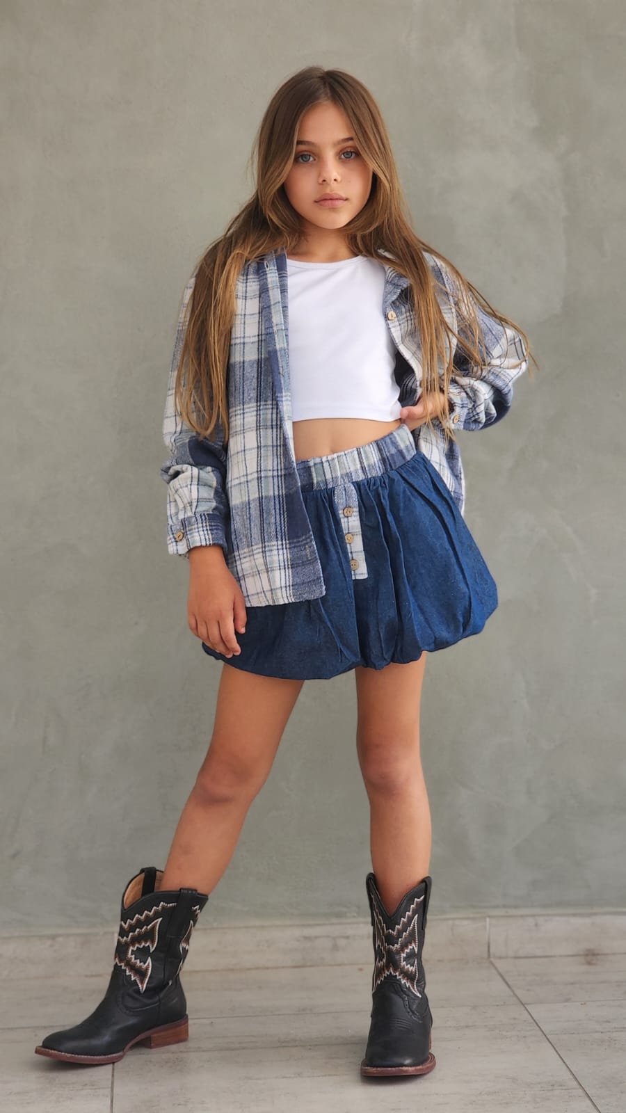 חצאית ג'ינס וחולצה מכופתרת משבצת