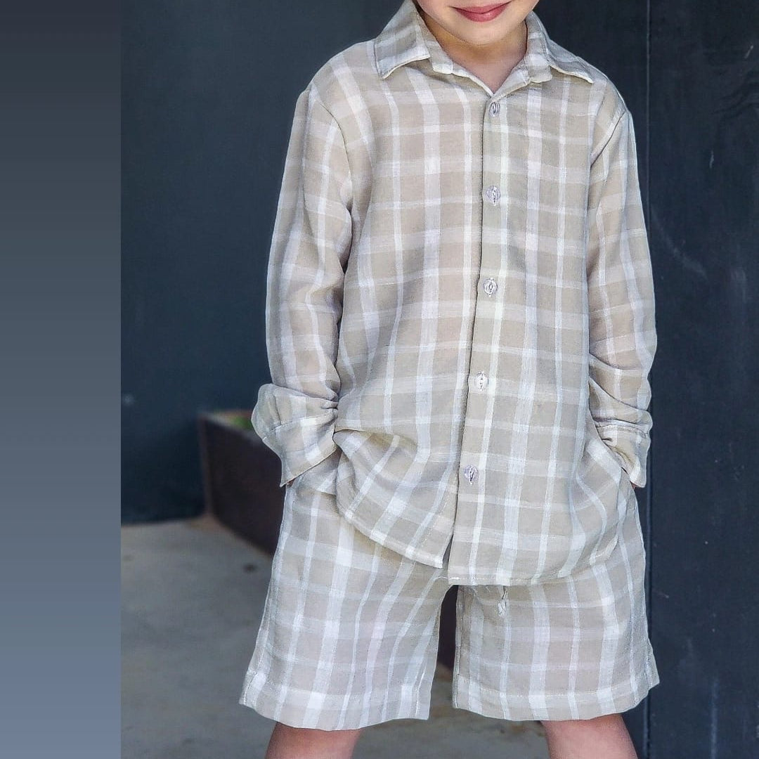 סט ברמודה משבצות לבנים וחולצה מכופתרת