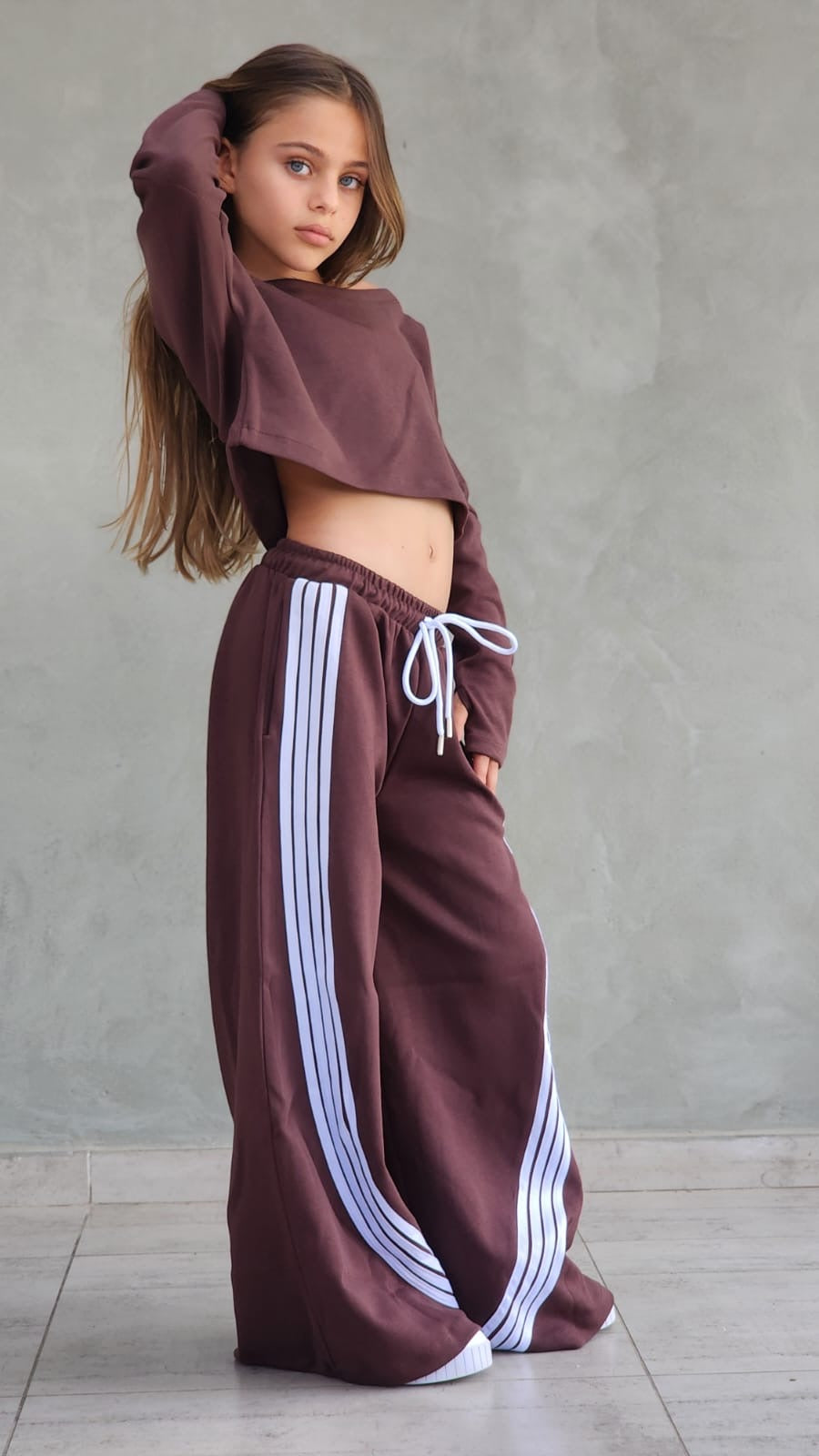 חליפת מכנס 4 פסים וחולצת קרופ שרוול כפפה