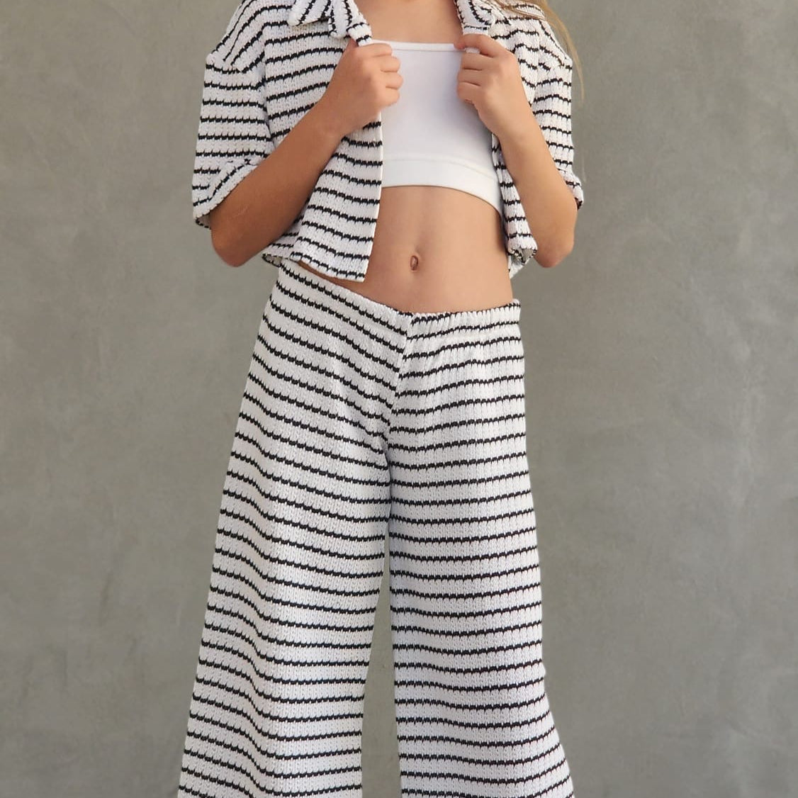 סט קרושה פס צבעוני כולל מכנס רחב עם ביטנה קצרה, חולצת קרופ מכופתרת וגוזיית ג'רסי