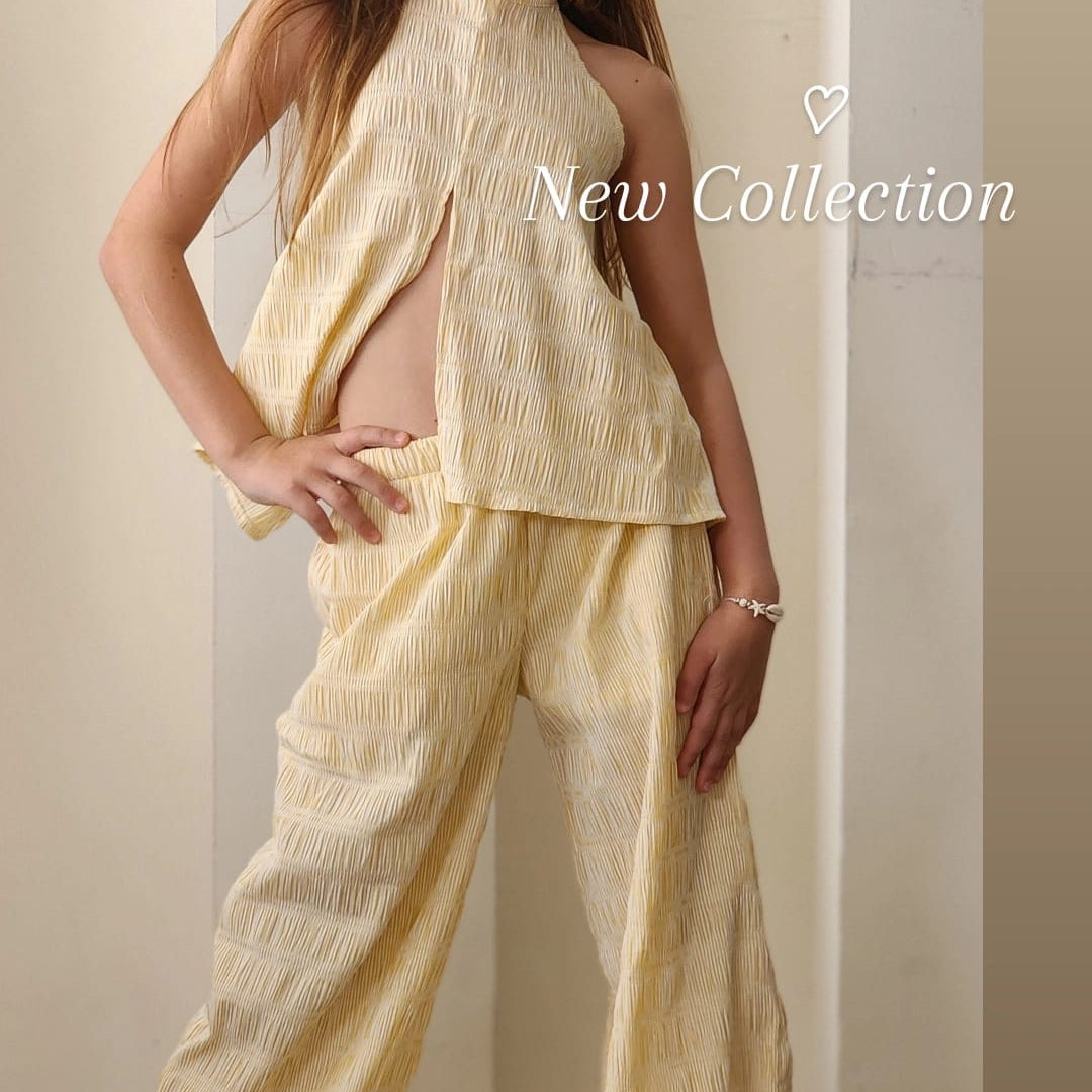 סט אריג כיווץ מכנס כולל ביטנה קצרה וחולצת קשירה