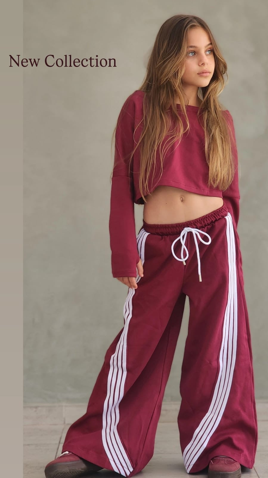 חליפת מכנס 4 פסים וחולצת קרופ שרוול כפפה