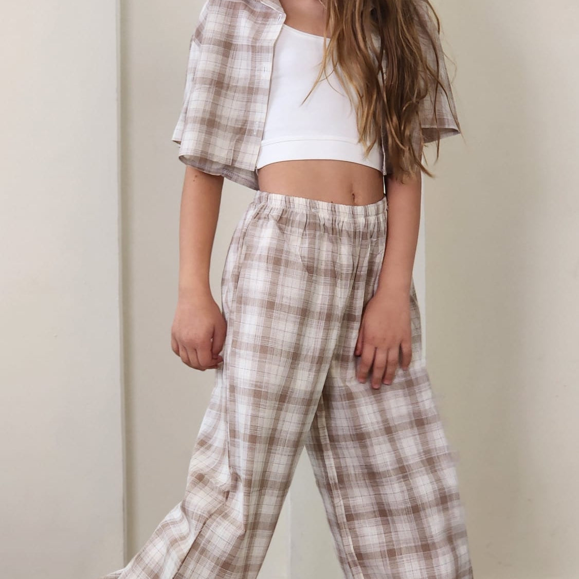 סט מכנס כולל ביטנה קצרה חולצת קרופ מכופתרת וגוזייה