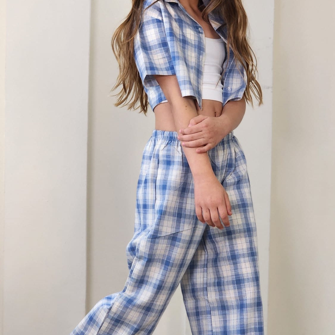 סט מכנס כולל ביטנה קצרה חולצת קרופ מכופתרת וגוזייה