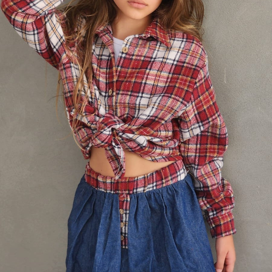 חצאית ג'ינס וחולצה מכופתרת משבצת