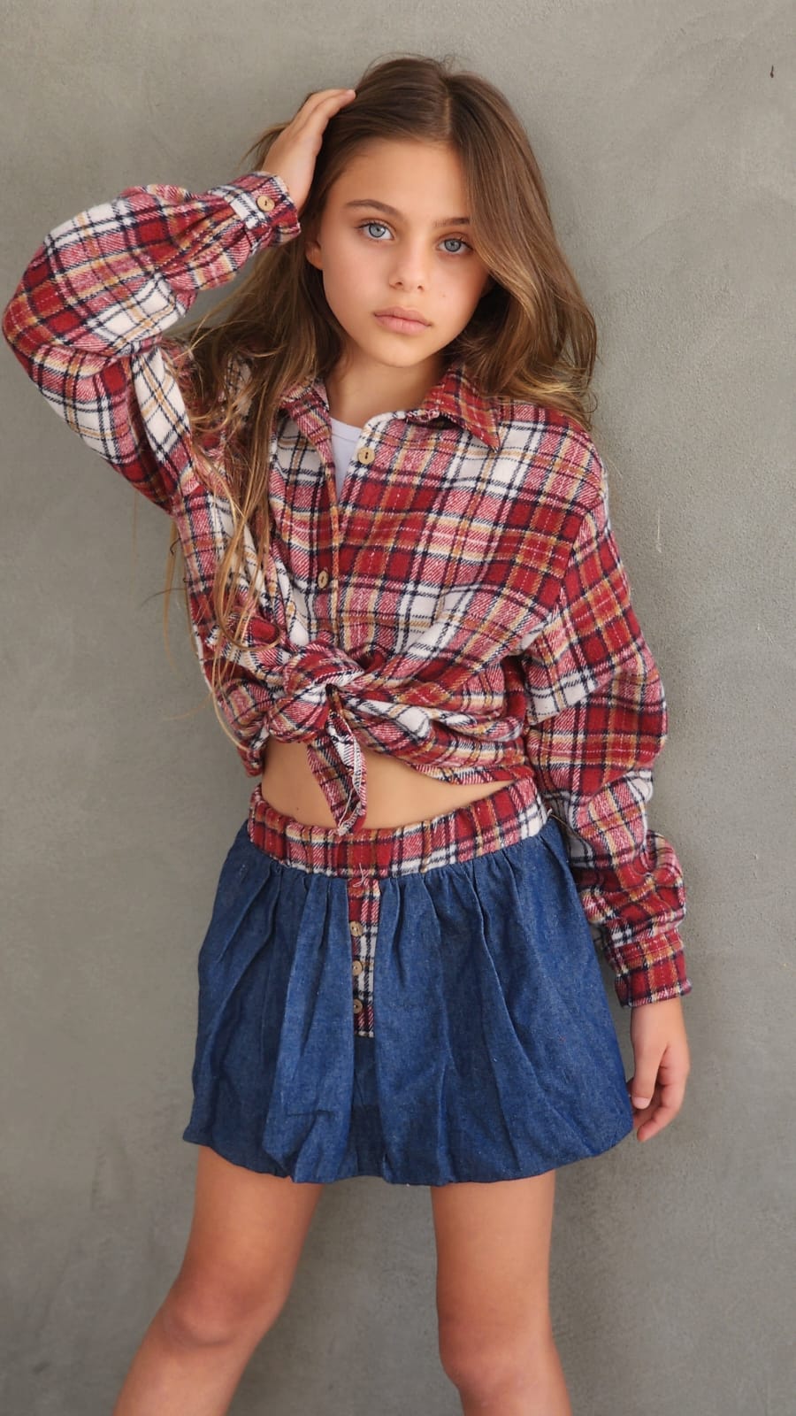 חצאית ג'ינס וחולצה מכופתרת משבצת