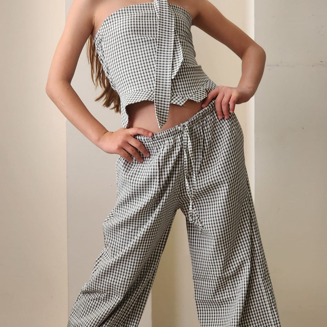 סט משבצות פפיטה - מכנס רחב סטרפלס עם גומי כיווץ ועניבה