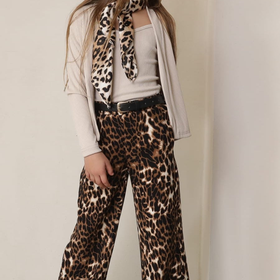 מכנס בהדפס מנומר גופייה עליונית חגורה וצעיף