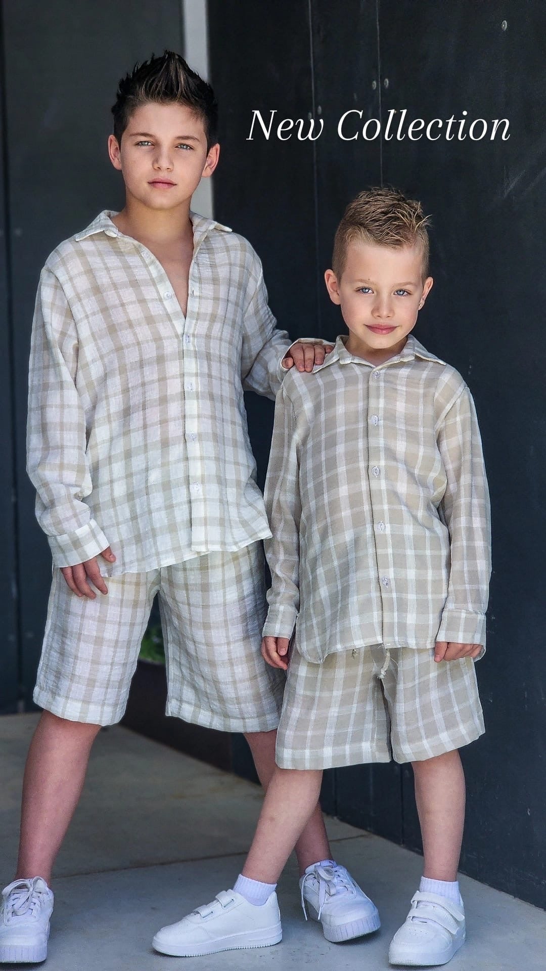 סט ברמודה משבצות לבנים וחולצה מכופתרת