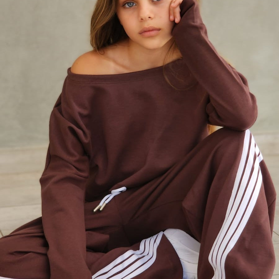 חליפת מכנס 4 פסים וחולצת קרופ שרוול כפפה