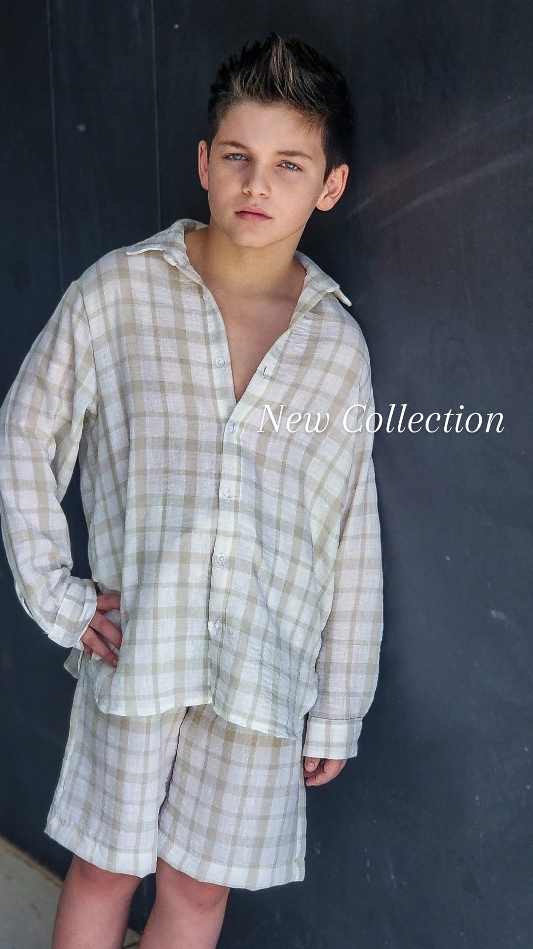 סט ברמודה משבצות לבנים וחולצה מכופתרת