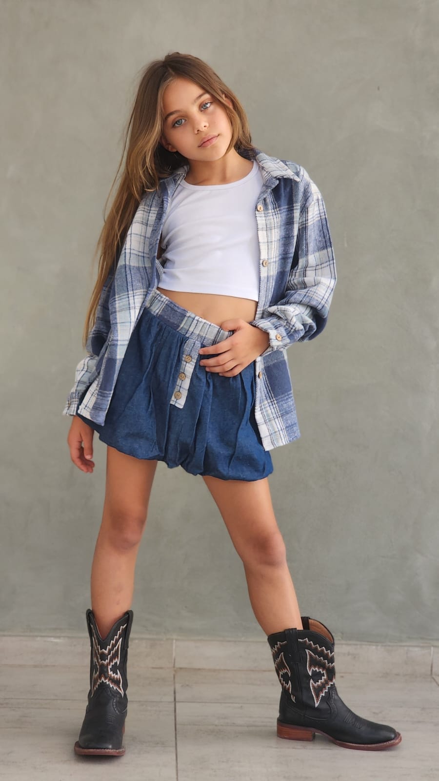 חצאית ג'ינס וחולצה מכופתרת משבצת
