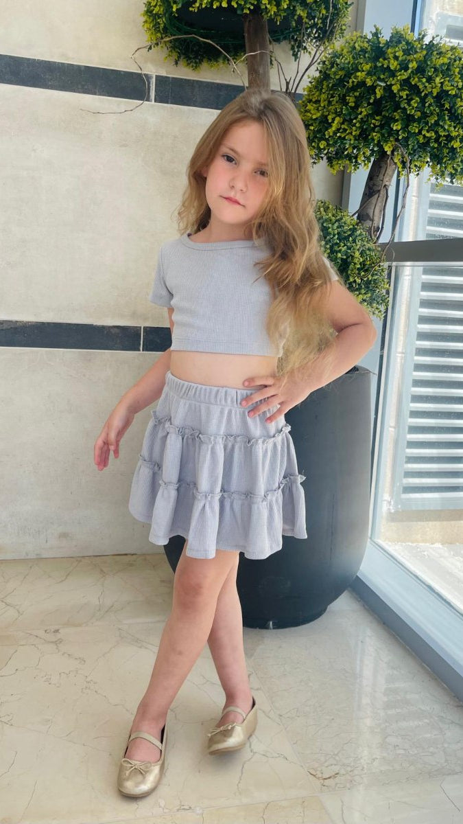 סט חולצה עם קשירה בגב וחצאית סריג