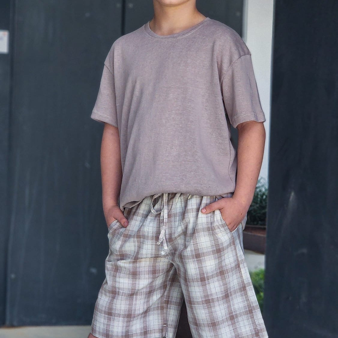 חליפה לילדים מכנס ברמודה משבצת וחולצת סלאב אוברסיז