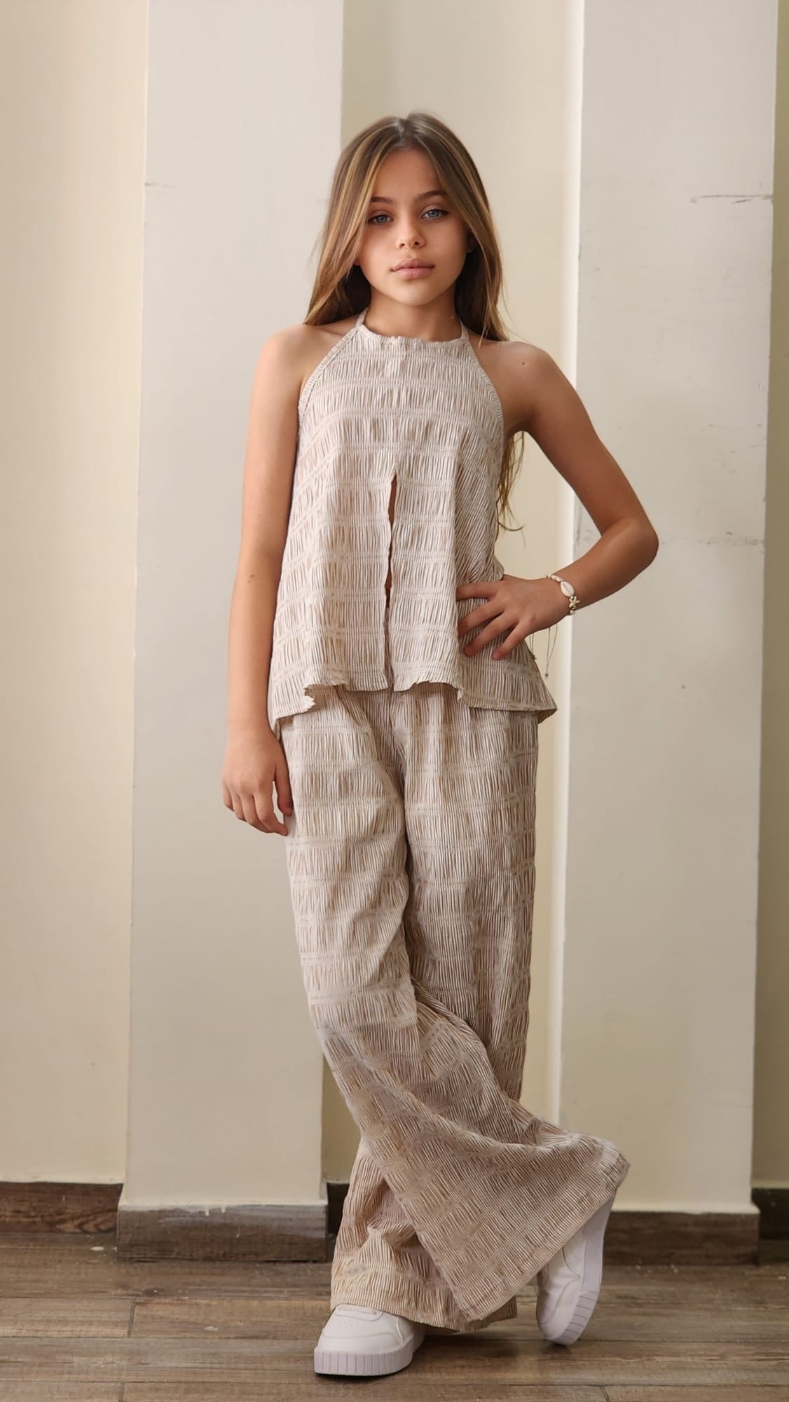 חליפה לילדה חולצת קשירה ומכנס צבע בז'