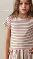 שמלת ילדות פסים ורודים קצרה, אופנתית ונוחה, עם דוגמת פסים עדינה.