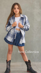 חצאית ג'ינס וחולצה מכופתרת משבצת