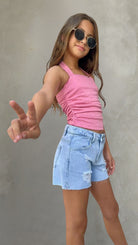 מכנס לילדה שורט ג'ינס קרעים קצר  בהיר