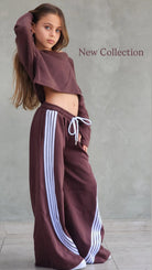 חליפת מכנס 4 פסים וחולצת קרופ שרוול כפפה