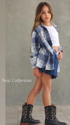 חצאית ג'ינס וחולצה מכופתרת משבצת