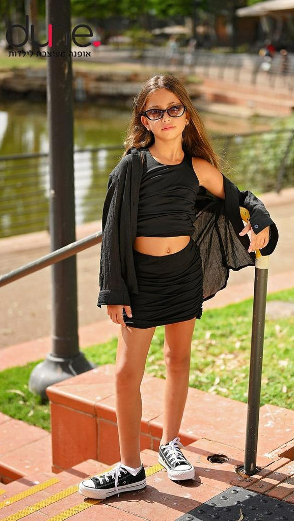 סט חצאית מיני וגופיית בטן כיווצים