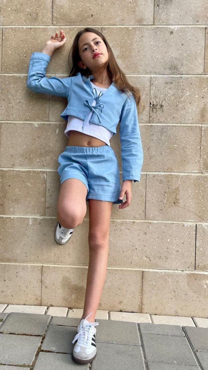 סט מכנס שורט וחולצת קשירות עם גופייה ריב 