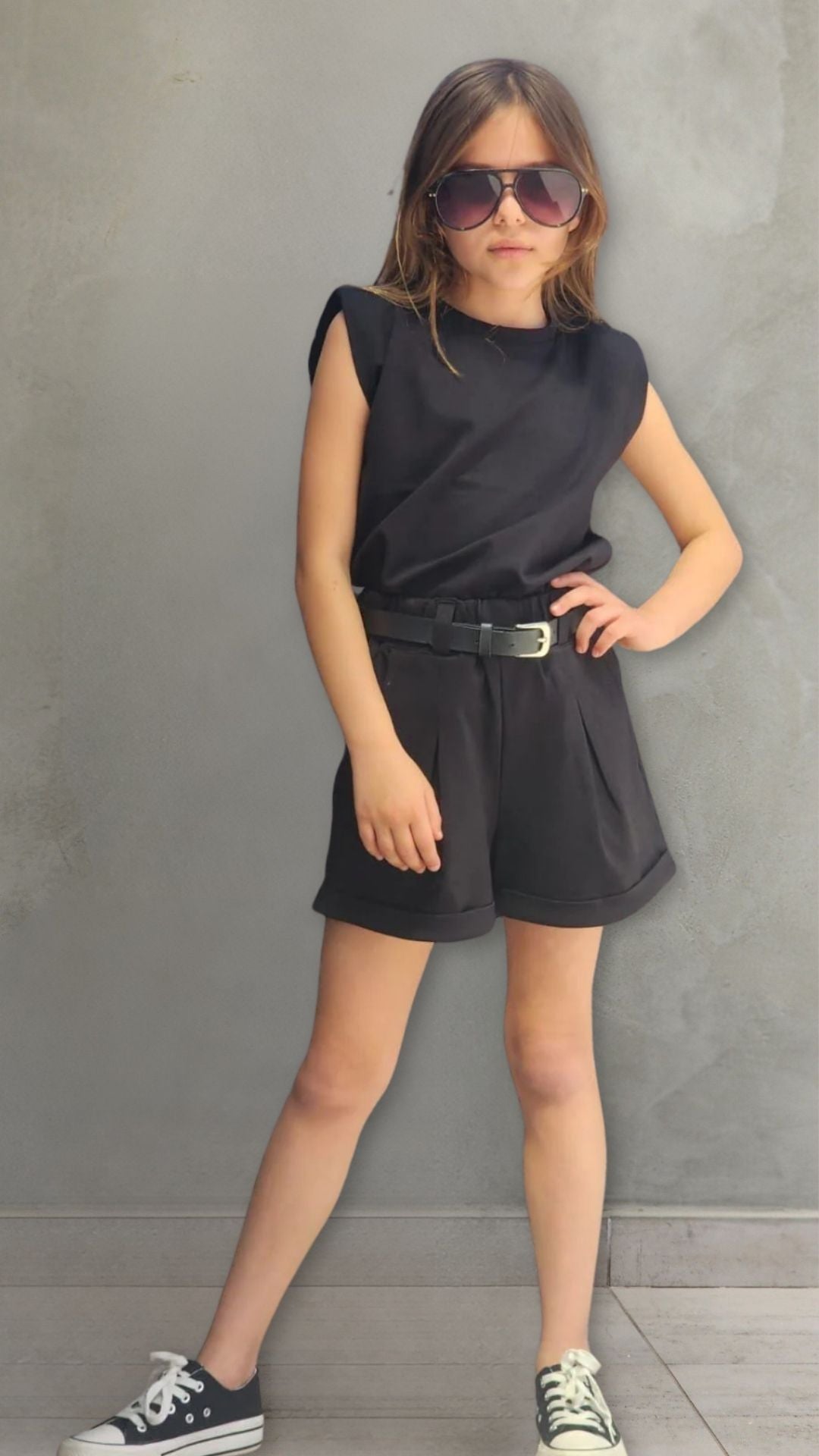 סט שורט פנס עם חגורה וחולצה עם כריות כתף בד ג'רסי