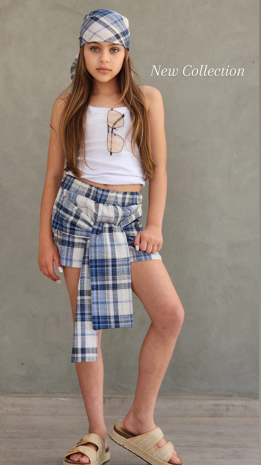 סט שורט משבצות עם בנדנה/חולצת סטרפלס וגופיית ריב לבנה