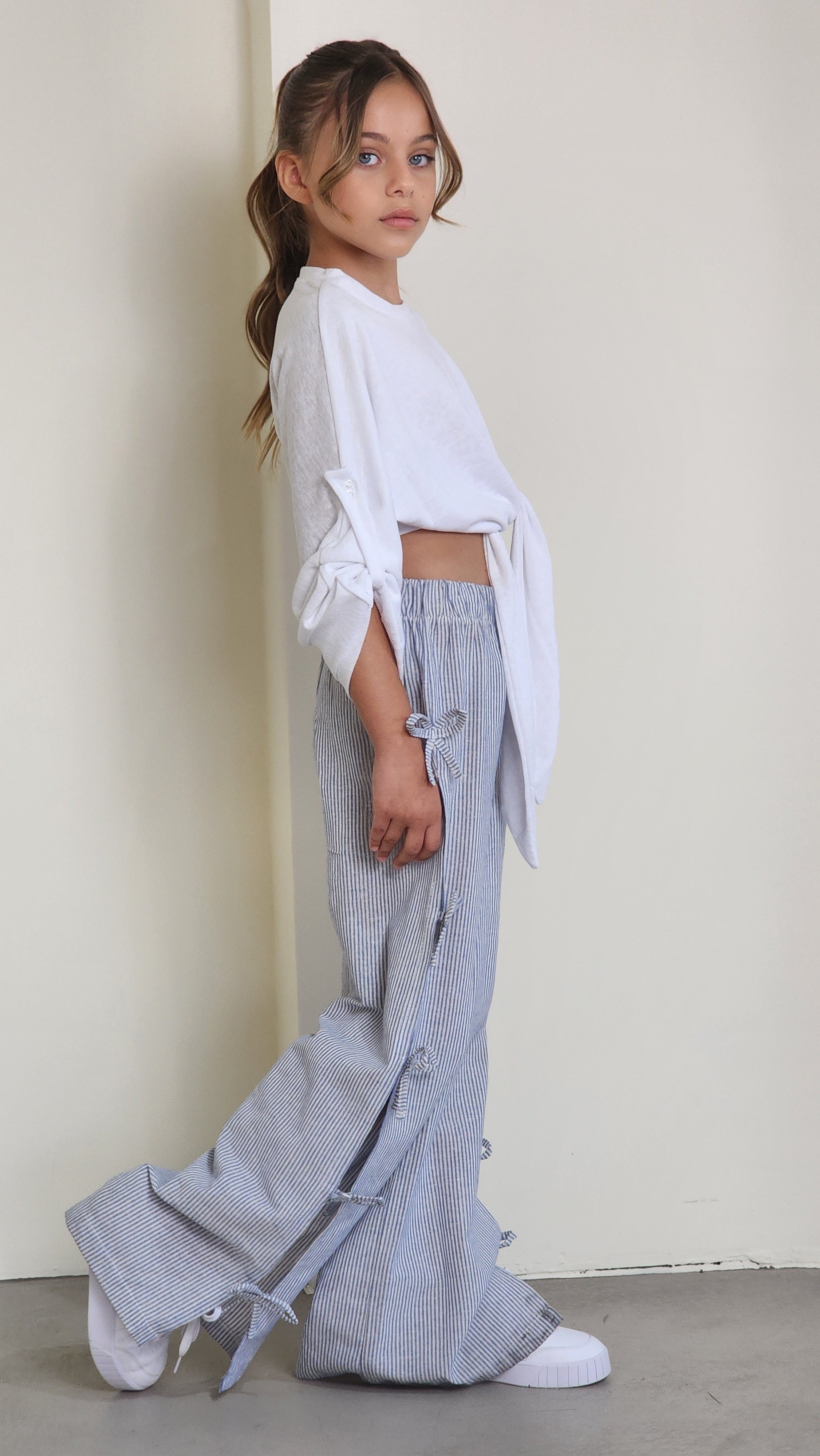 מכנס אריג פסים דק פפיונים צד