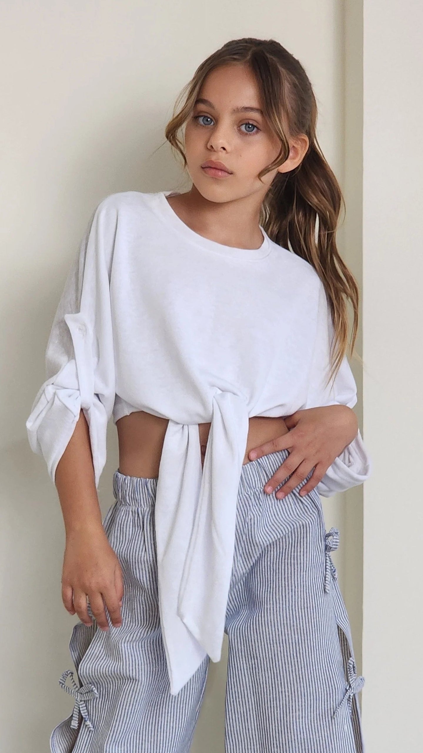  חולצה לבנה לילדות קשירה 