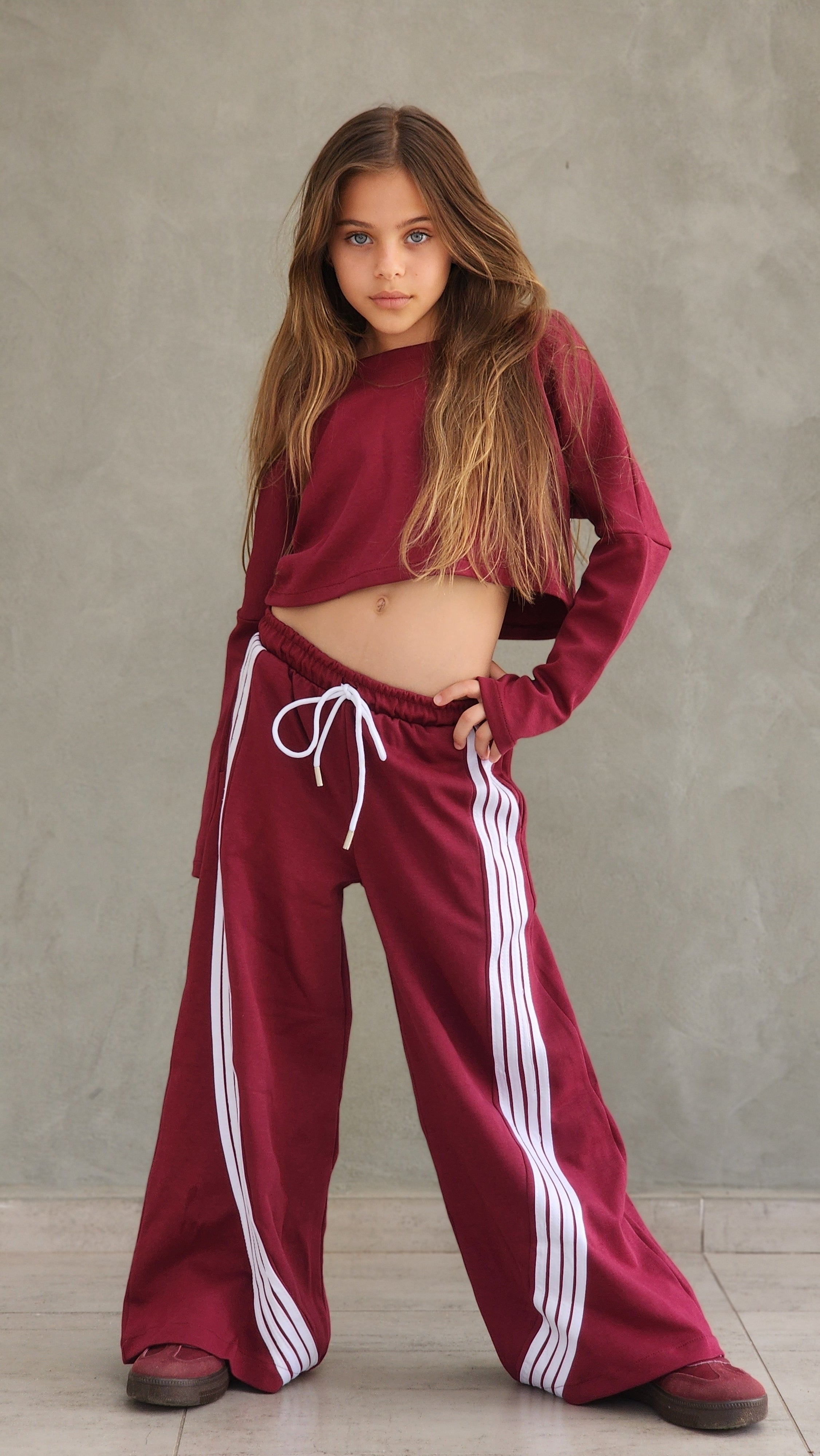 חליפת מכנס 4 פסים וחולצת קרופ שרוול כפפה