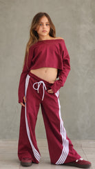 חליפת מכנס 4 פסים וחולצת קרופ שרוול כפפה