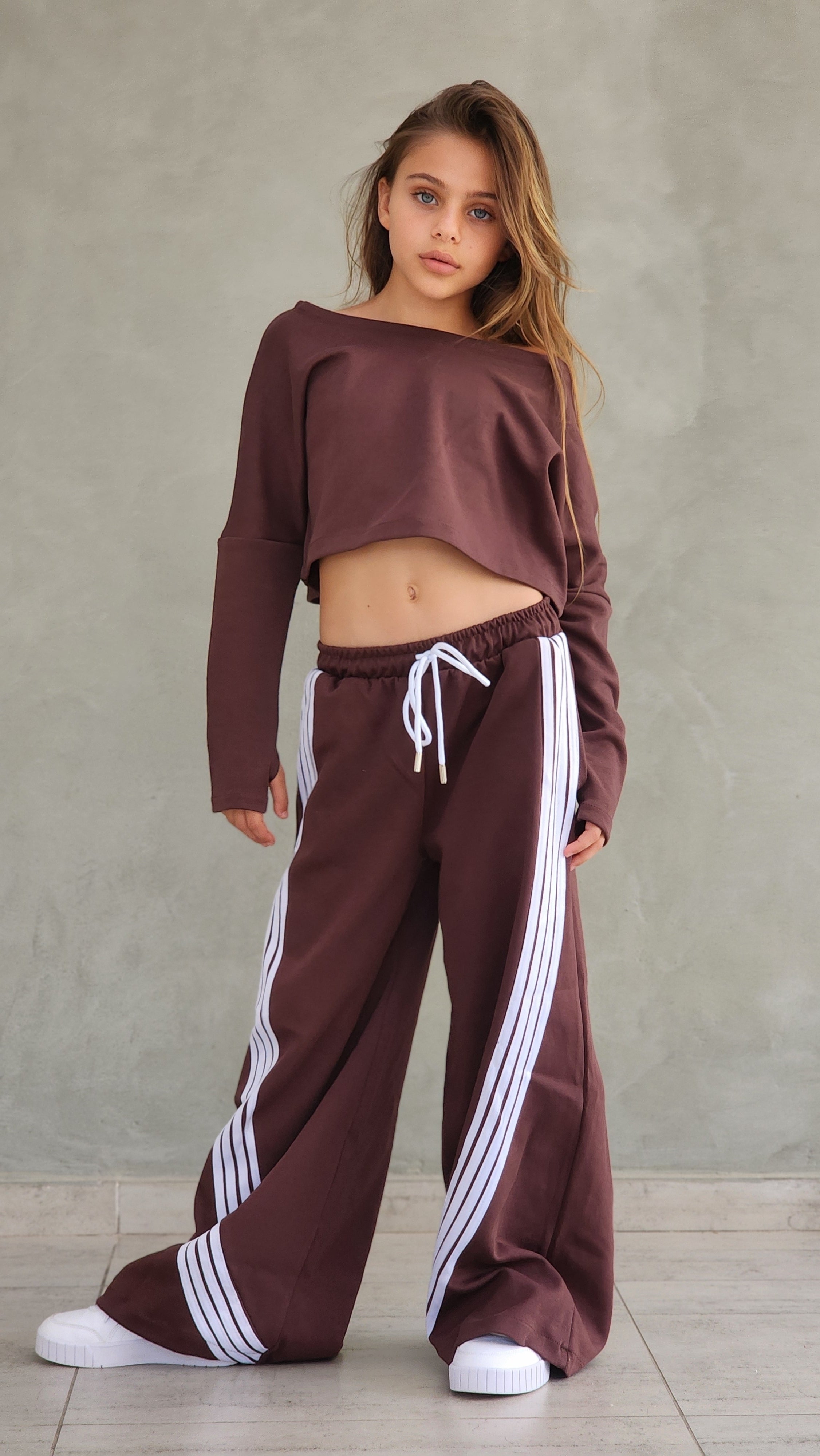 חליפת מכנס 4 פסים וחולצת קרופ שרוול כפפה