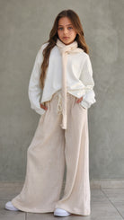 חליפת מכנס וחולצת סיג עם צעיף