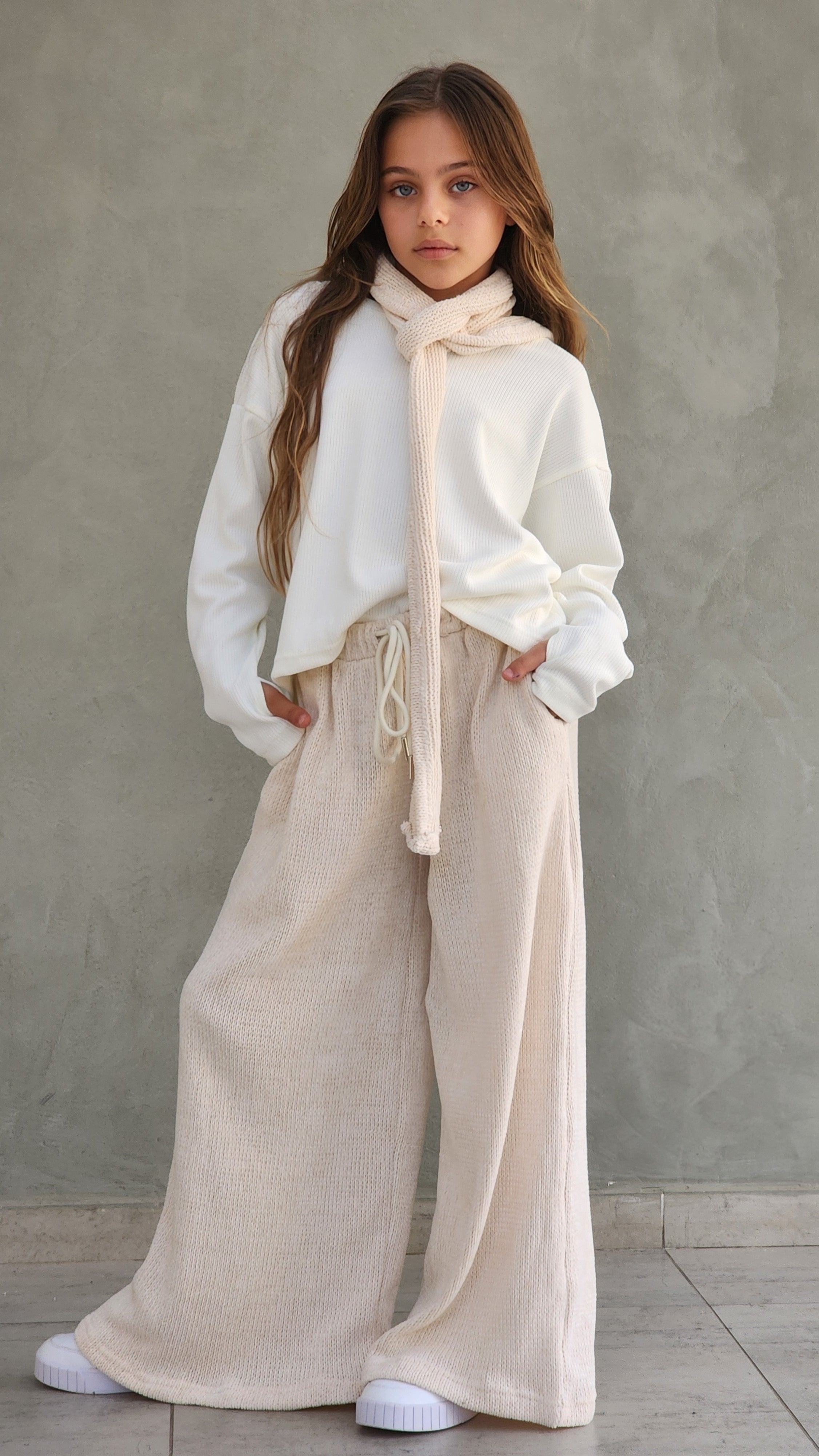 חליפת מכנס וחולצת סיג עם צעיף