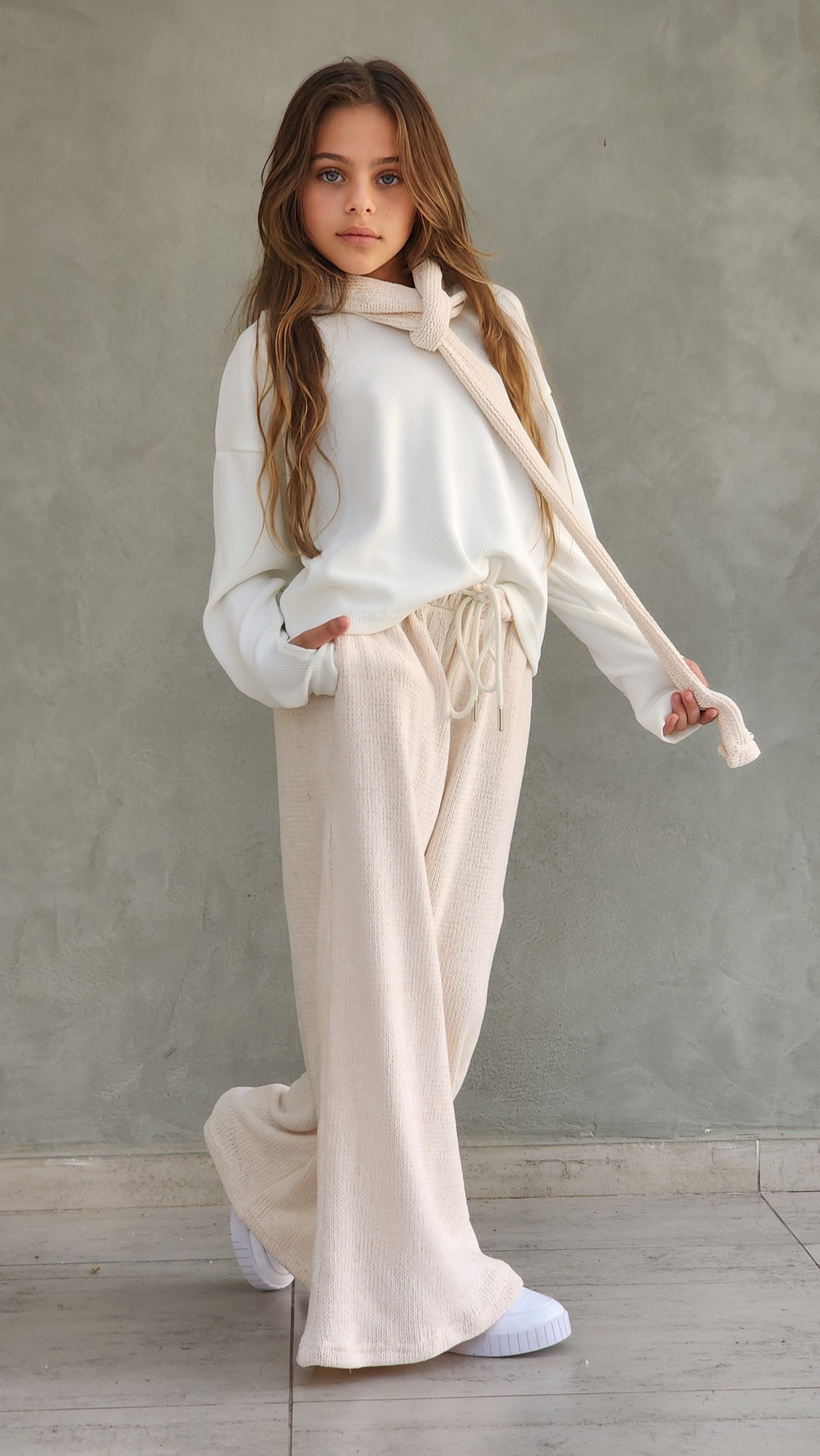 חליפת מכנס וחולצת סיג עם צעיף