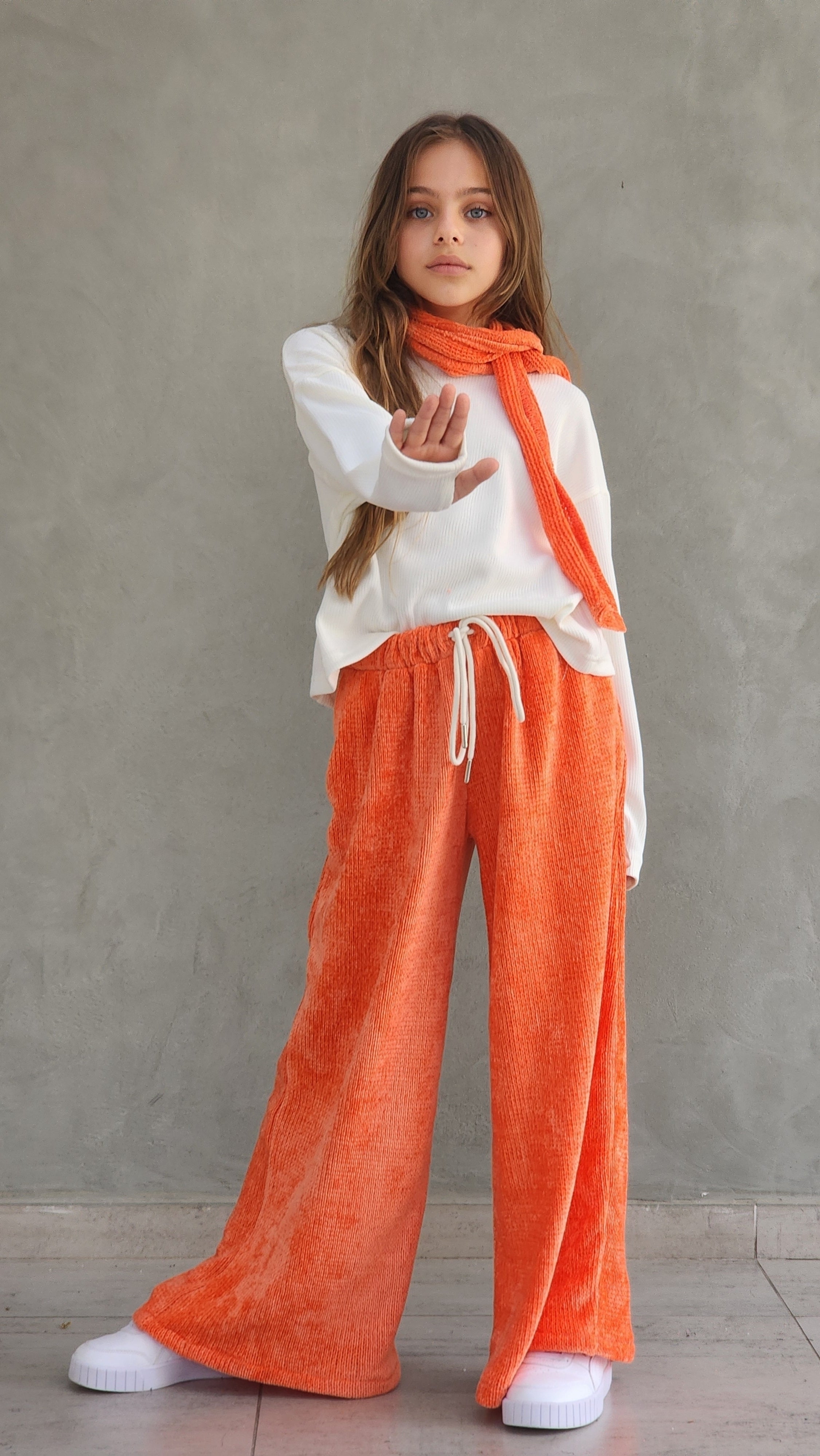 חליפת מכנס וחולצת סיג עם צעיף