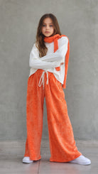 חליפת מכנס וחולצת סיג עם צעיף