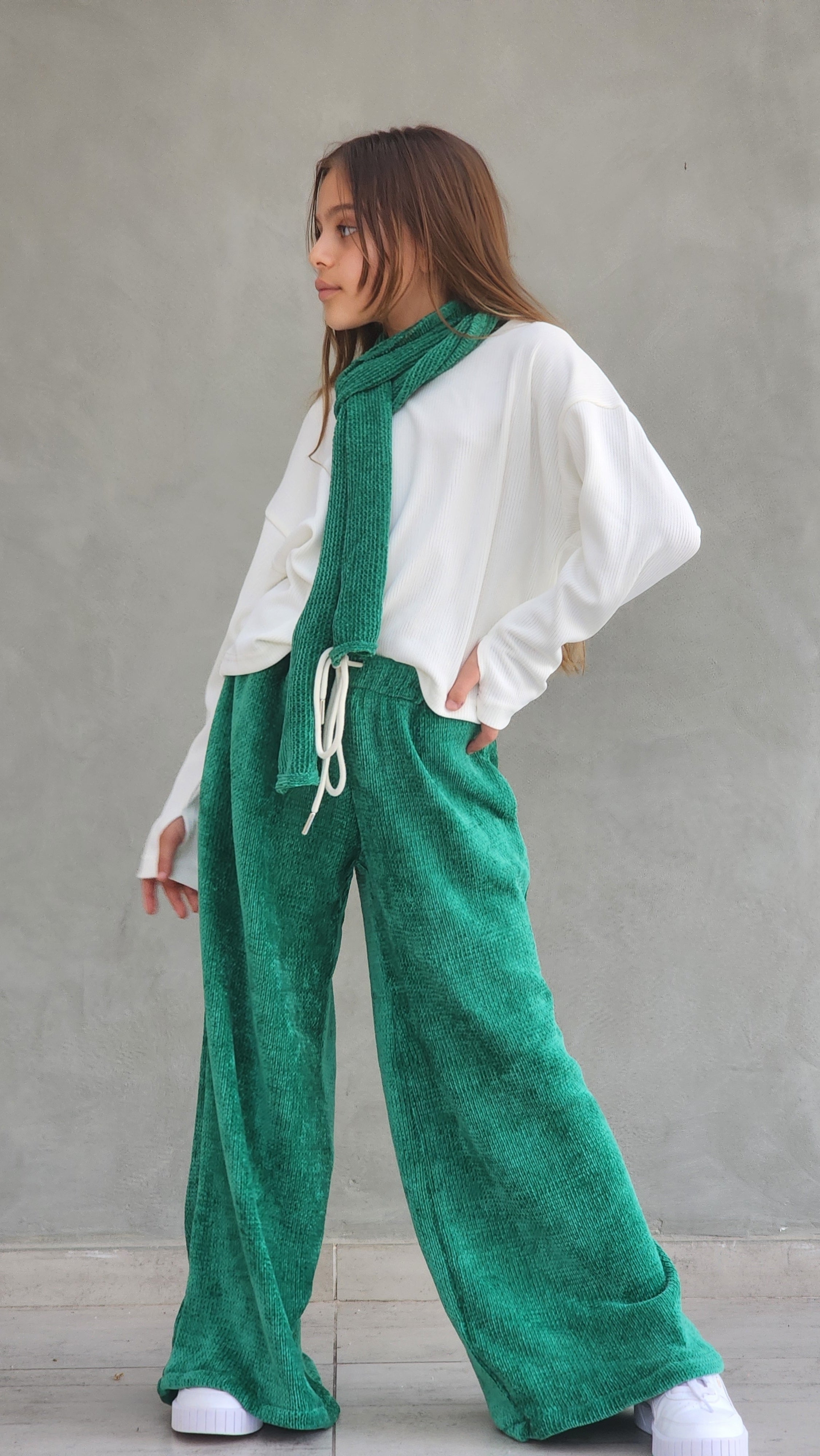 חליפת מכנס וחולצת סיג עם צעיף