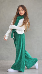 חליפת מכנס וחולצת סיג עם צעיף