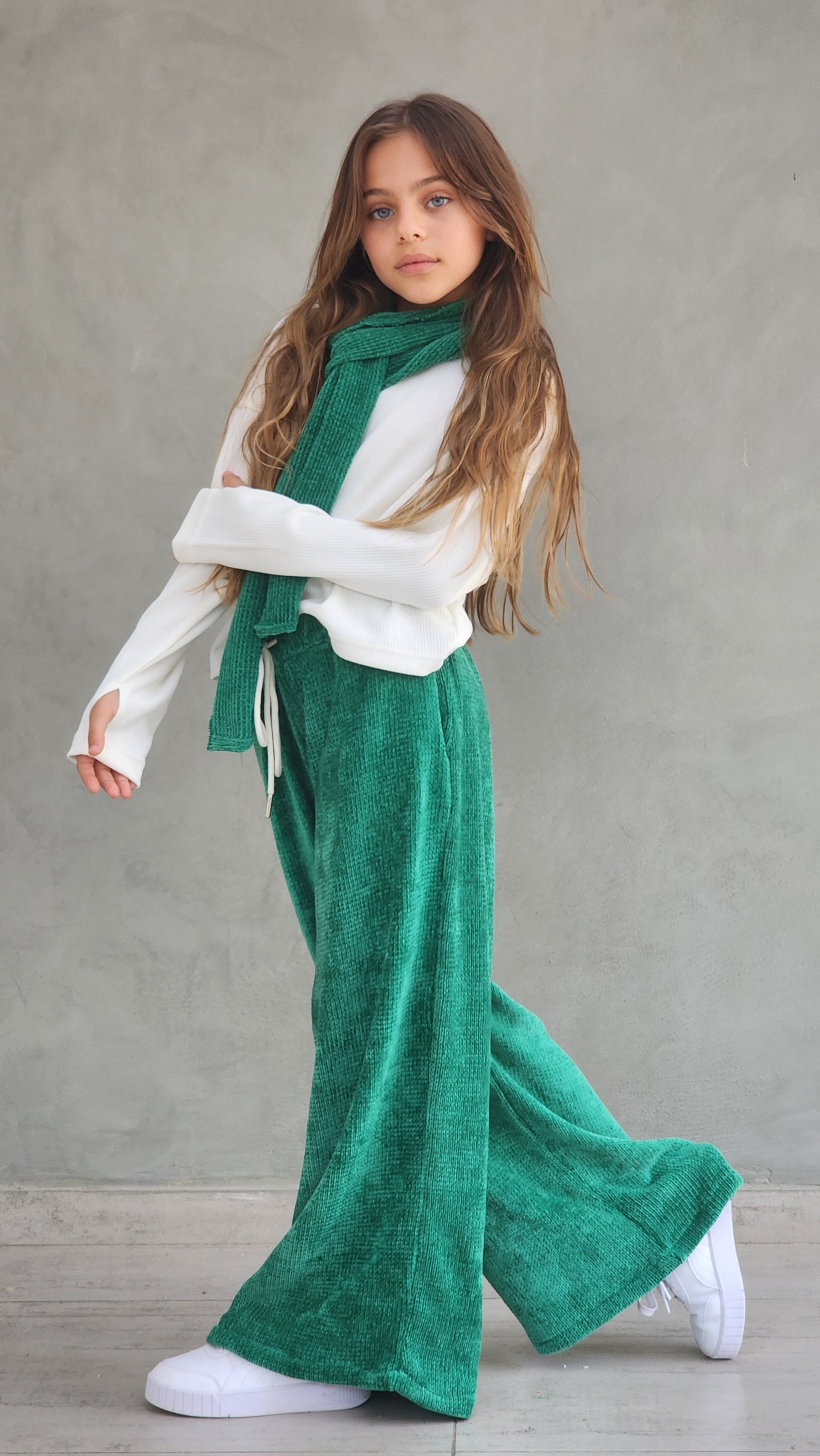 חליפת מכנס וחולצת סיג עם צעיף